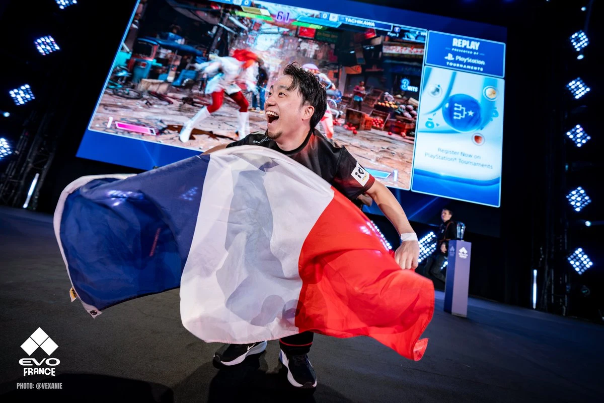 EVO Franceのステージでフランス国旗を広げる立川。写真クレジット:@VEXANIE